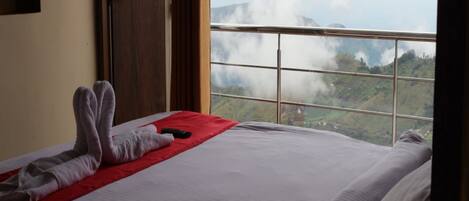 ملاءات من القطن المصري وأغطية فراش متميزة ومكتب وتجهيزات عازلة للصوت