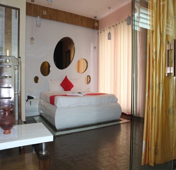 Superior Room | Egyptian cotton sheets, premium bedding, desk, soundproofing - Kasa Luxury INN (Kodaikanal)