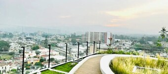 Amazing Central Apt with Pool