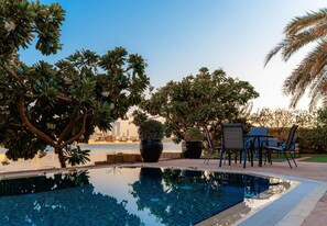 Villa | 4 bedrooms - Luxury Private Pool Villa w Pvt Beach on Palm (Dubai)