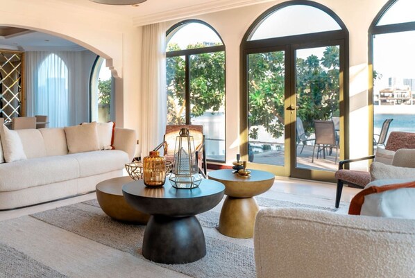 Villa | 4 bedrooms - Luxury Private Pool Villa w Pvt Beach on Palm (Dubai)