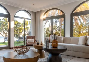 4 bedrooms - Luxury Private Pool Villa w Pvt Beach on Palm (Dubai)