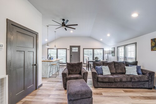 2 Mi to Warm Springs Pools: Home w/ Large Yard!