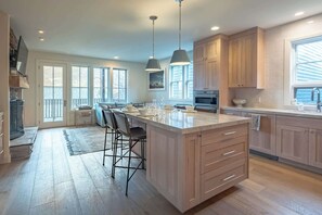 Fridge, microwave, oven, stovetop - The Red Roof On Empire Ave - Minutes from Main St. (Park City)