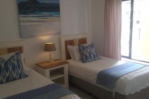 2 bedrooms, iron/ironing board, travel crib, free WiFi - Plett Sunrise :)  (Plettenberg Bay)