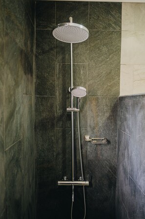 Douche, sèche-cheveux, serviettes fournies