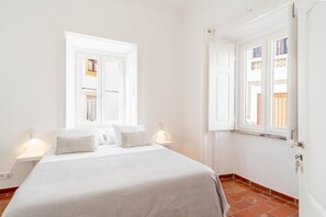 3 habitaciones, tabla de planchar con plancha, wifi y ropa de cama