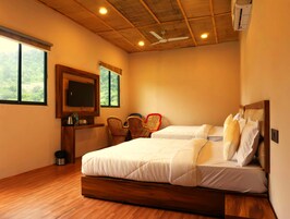 Habitación cuádruple Deluxe | Escritorio y espacio para trabajar con un portátil