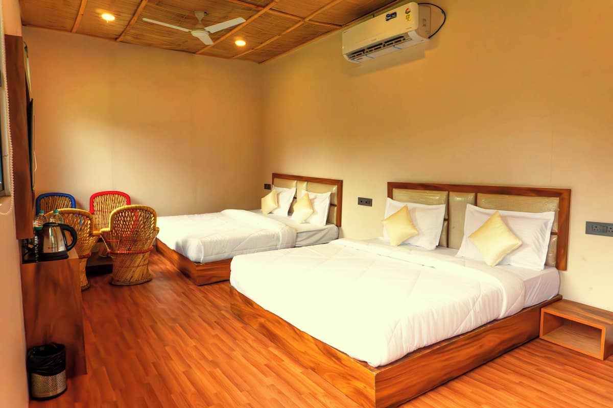 Deluxe Quadruple Room | Desk, laptop workspace, soundproofing, free WiFi