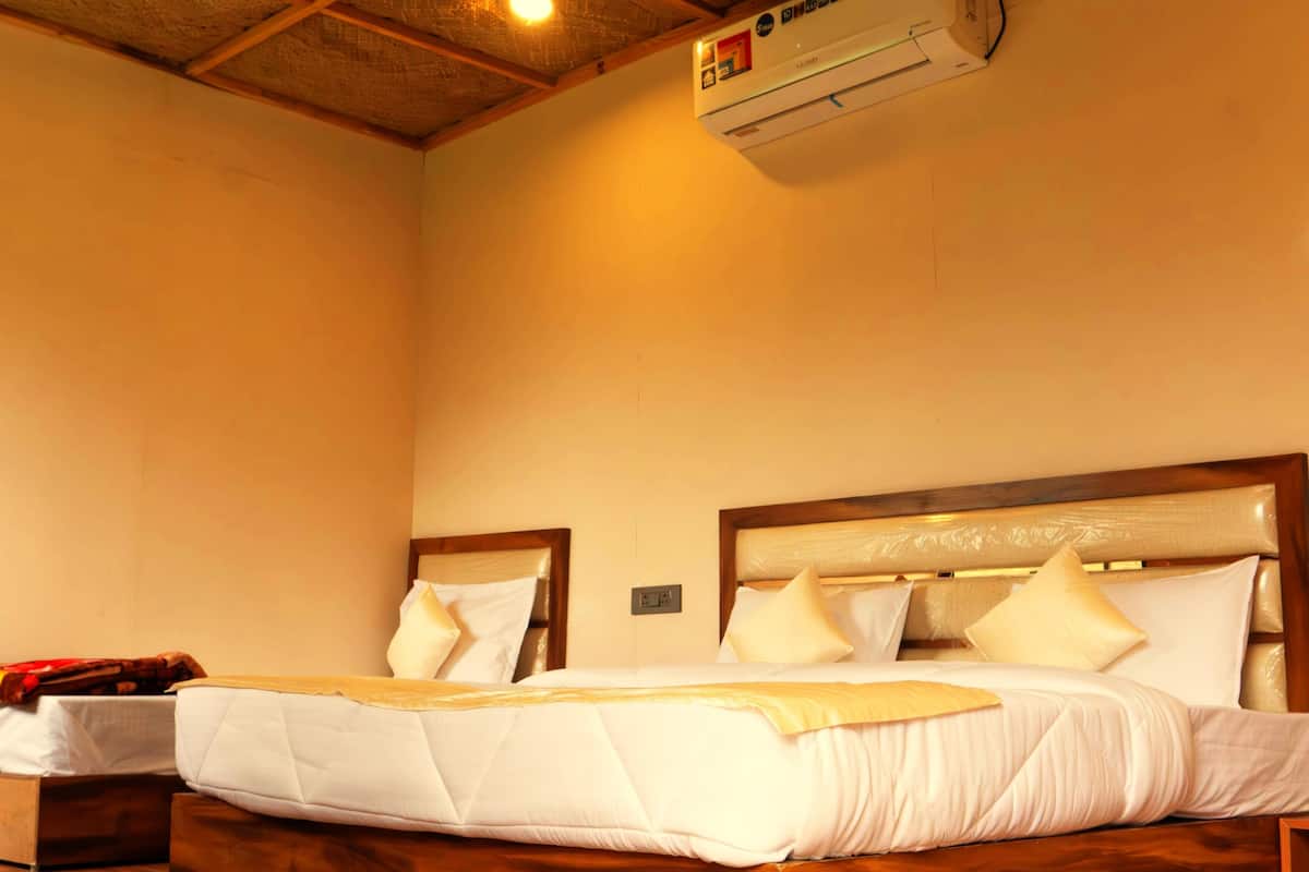 Deluxe Triple Room | Desk, laptop workspace, soundproofing, free WiFi