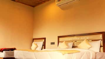 Deluxe Triple Room | Desk, laptop workspace, soundproofing, free WiFi