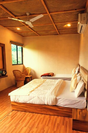 Deluxe Triple Room | Desk, laptop workspace, soundproofing, free WiFi - ISOL Nature Resort (Rishikesh)