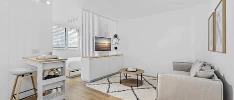 Tabla de planchar con plancha, wifi y ropa de cama