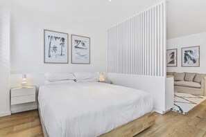 Een strijkplank/strijkijzer, wifi, beddengoed