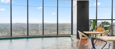 من حمّامات السباحة المغطاة