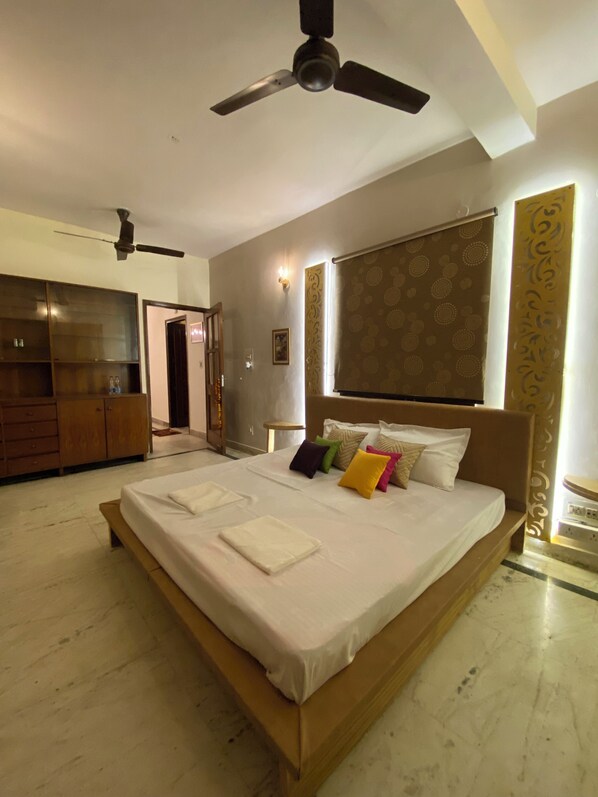 4 bedrooms, iron/ironing board, WiFi, bed sheets