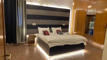 4 bedrooms, iron/ironing board, WiFi, bed sheets