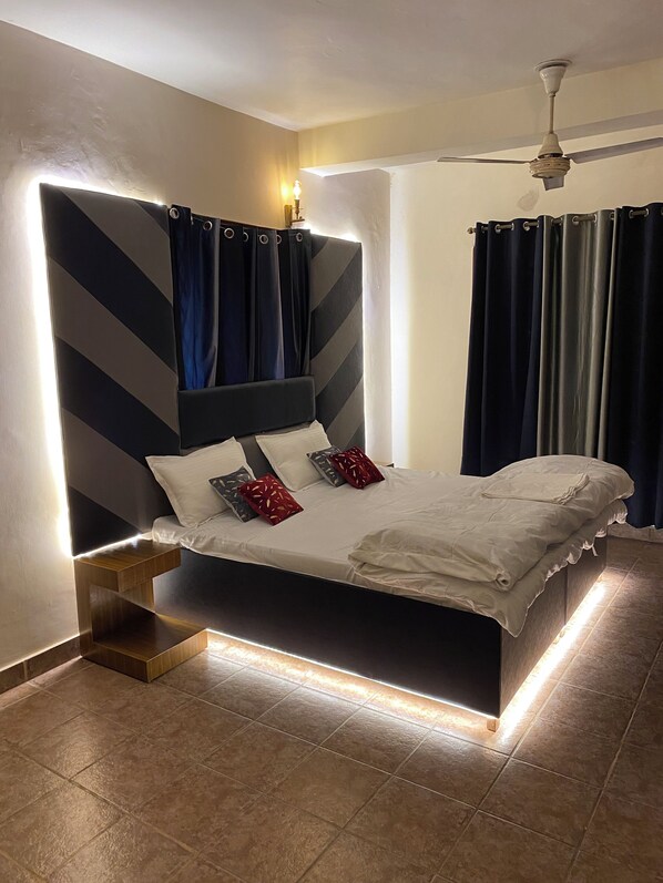 4 bedrooms, iron/ironing board, WiFi, bed sheets