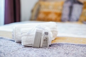 Dutxa, assecador de cabells, bidet i tovalloles