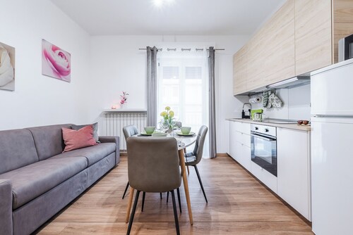 *[Essenza Moderna]* near Hospital and Center