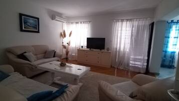 Appartamento (Two Bedroom Apartment with Sea View) | Soggiorno | TV a schermo piatto 32 pollici con canali satellitari