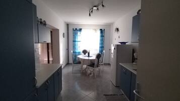 Appartamento (Two Bedroom Apartment with Sea View) | Cucina privata | Frigorifero