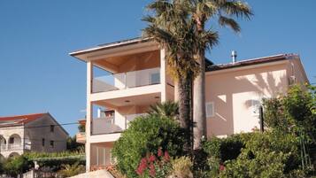 House (Holiday Home Boni) | Exterior