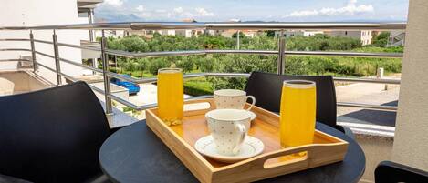 Apartment (One Bedroom Apartment) | Balkon