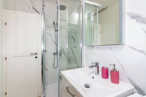Apartment (Deluxe One Bedroom Apartment) | Badezimmer | Dusche, Handtücher