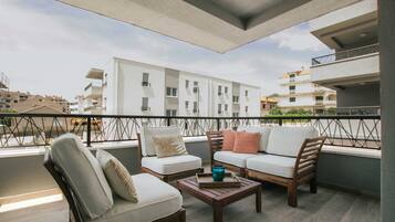 Apartment (Classic Two Bedroom Apartment (Coral)) | Balcony