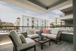 Apartment (Classic Two Bedroom Apartment (Coral)) | Balkoni