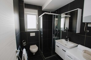 公寓 (Standard Two Bedroom Apartment (Nora)) | 浴室 | 淋浴設備、提供毛巾