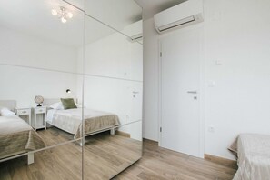 10 bedrooms, free WiFi - Spacious Luxury Trogir Apartments (Trogir)