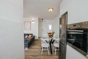 Departamento (Classic Two Bedroom Apartment (Coral)) | Sala de estar | Televisión de pantalla plana de 32 pulgadas con canales por cable 