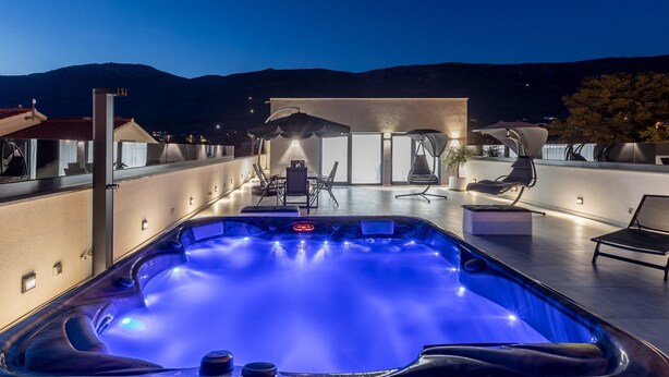 A rooftop with a hot tub, outdoor seating, and a view of mountains. - Scenic Kastel Luksic Apartments (Kastela)