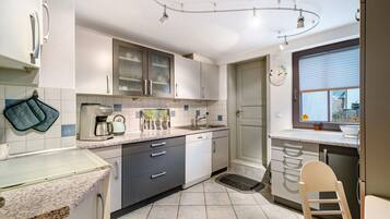 Fridge, oven, stovetop, dishwasher