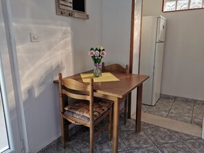 Huoneisto (One Bedroom Apartment) | Ruokasali