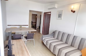 Apartment (Classic Two bedroom Apartment with Se) | 5 bedrooms, cots/infant beds, free WiFi - Trogir Sunny Apartments With Sea View (Seget)