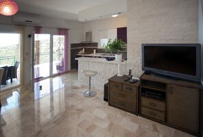 Lägenhet (Standard Two Bedroom Apartment (Owner) | Vardagsrum | 32-tums platt-tv med satellitkanaler