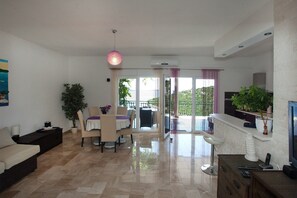 公寓 (Standard Two Bedroom Apartment (Owner) | 客廳 | 32-吋平面電視，提供衛星頻道