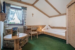 1 bedroom, bed sheets