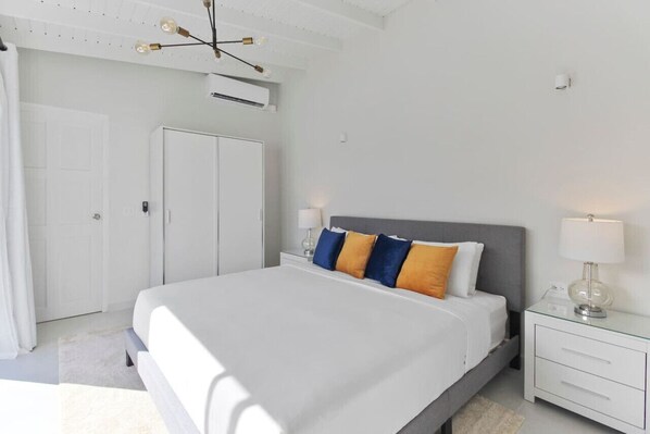 6 habitaciones, escritorio y tabla de planchar con plancha