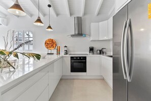 Refrigerador, microondas, horno, placa de cocina