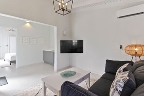 テレビ、卓球台