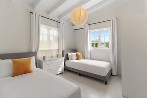 6 室のベッドルーム、デスク、アイロン / アイロン台、旅行用ベビーベッド