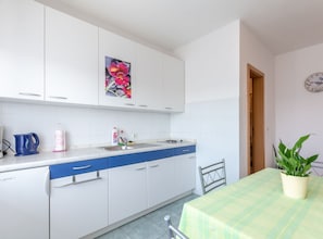 Apartamento (Comfort One Bedroom Apartment with Ba) | Cocina privada | Frigorífico