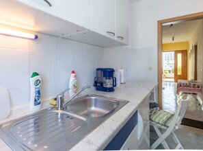 아파트 (One Bedroom Apartment with Balcony) | 전용 주방 | 냉장고