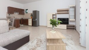 公寓 (Standard Three Bedroom Apartment with) | 客厅 | 32-英寸纯平电视（配备卫星频道）