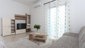 公寓 (Standard Three Bedroom Apartment with) | 客厅 | 32-英寸纯平电视（配备卫星频道）