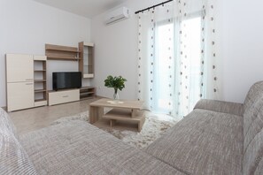 Apartment (Standard Three Bedroom Apartment with) | Wohnzimmer